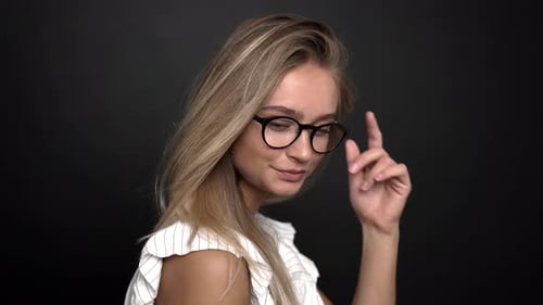 Blonde Frau posiert in Brille