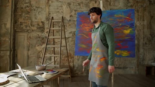 Artista masculino hace un dibujo y dirige una clase de entrenamiento de dibujo a distancia