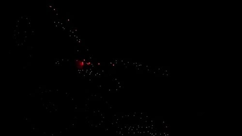 Echtes Feuerwerk auf tiefschwarzem Hintergrund Himmel auf Fireworks Festival Show vor dem Unabhängigkeitstag auf 4