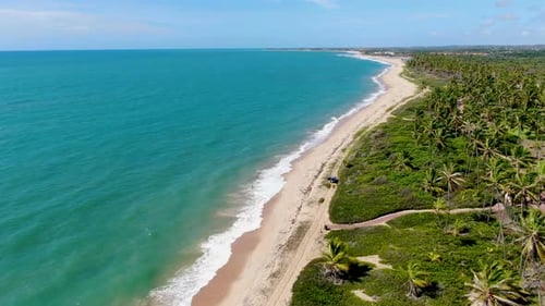 Vista aérea da praia tropical de areia branca e água turquesa clara do mar com ondas pequenas