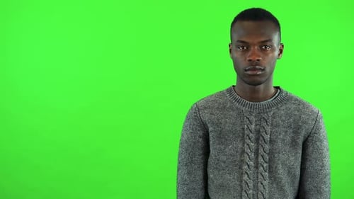 Um jovem negro balança a cabeça para a câmera - Green Screen Studio