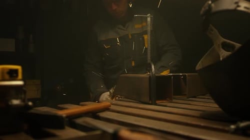 Worker Schleifeisen
