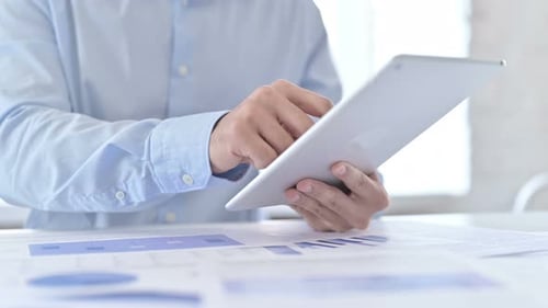 Nahaufnahme eines jungen Mannes mit Tablet im modernen Büro