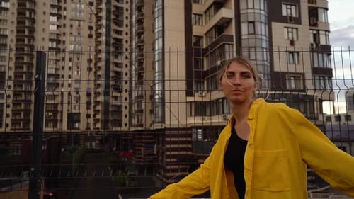 Joven bailarina de estilo libre de hiphop