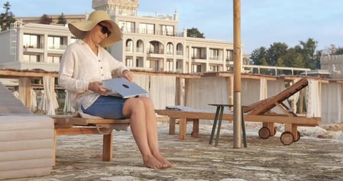 Arbeiten am Laptop im Reiseurlaub