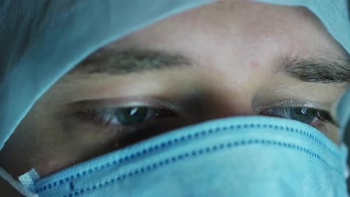 Sad Doctor les yeux fermés