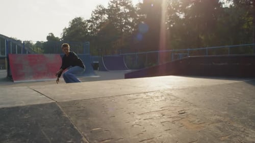 Adolescent patinant sur une rampe et faisant du kickflip