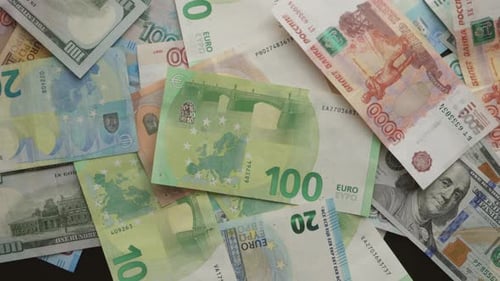 Euro-Dollar-Rubel-Banknoten liegen auf Schwarz Ukraine Russland Usa Flag Concept
