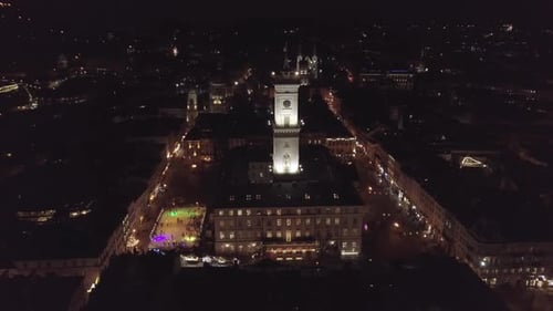 Arial City, Lviv, Ukraine, place Rynok, hôtel de ville, fête de Noël, les gens patinent sur une patinoire