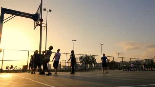 Basketballspiel bei Sonnenuntergang