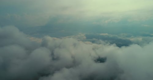 Vol aérien au-dessus des nuages avec un ciel bleu en arrière-plan par une belle journée ensoleillée