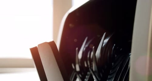 De cerca: Máquina de conteo de divisas, billetes en dólares