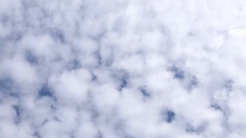 weiße flauschige Wolken bewegen sich an einem schönen sonnigen Tag in der Atmosphäre vor strahlend blauem Himmel.