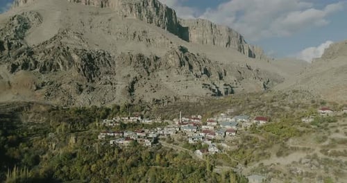 Vue aérienne des montagnes et du village de Diyarbakir 8