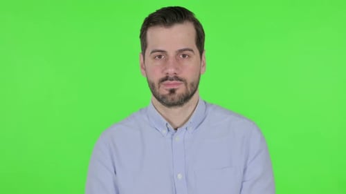 Retrato de homem sério olhando para a tela verde da câmera