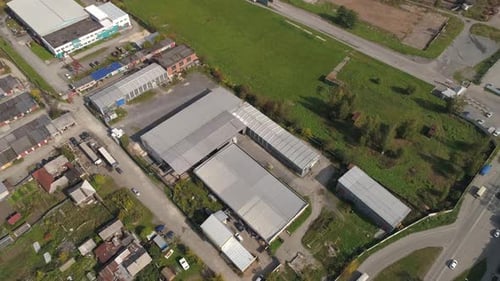 Luftaufnahme des Industriegebiets von oben nach unten mit Werkstätten 12