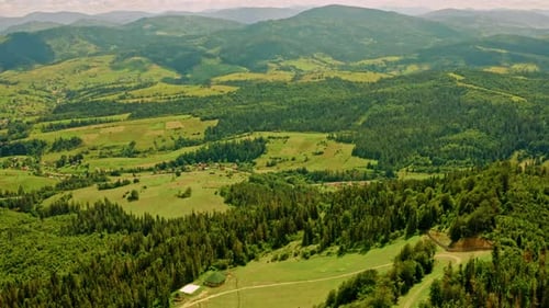 Drohne fliegt über Bergszene