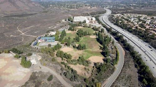 Vue aérienne de l'autoroute avec circulation entourée de maisons Interstate 15 avec mouvement de véhicules