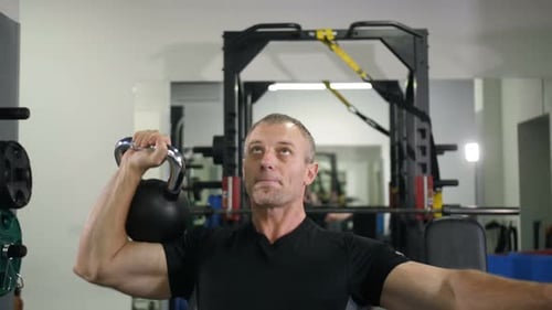 Hübscher Mann macht Einhandübung Slow Mo