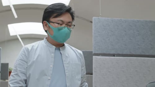 Homem asiático trabalhando no escritório