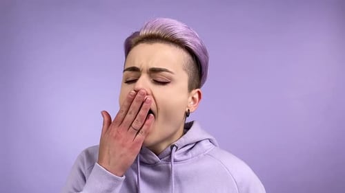 Cool, élégant, jeune adulte, femme, bâillement, frémissant, sur, fond violet