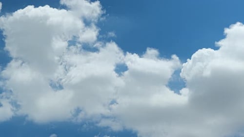 Time lapse 4K d'un beau ciel bleu avec fond de nuages, ciel bleu avec nuages et soleil.