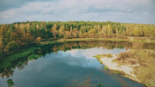 Luftaufnahme der herbstlichen Flussküstenlandschaft