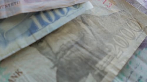 Geschäft ungarische Forint Papierbanknoten auf der Reihe langsame Neigung 4K 2160p 30fps UltraHD-Video - Tilti