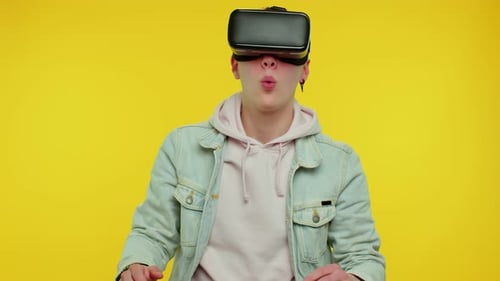 Homme utilisant la technologie futuriste de réalité virtuelle Casque VR pour jouer à un jeu vidéo de simulation 3D