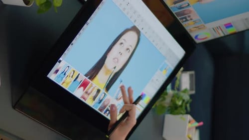 Vídeo vertical perto do software de retoque na tela sensível ao toque no estúdio