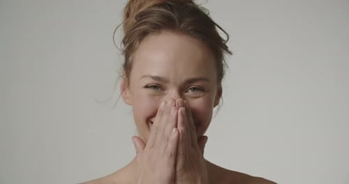 Hermosa joven morena sonriendo y riendo