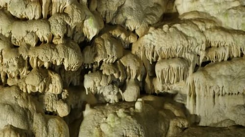 Inclinaison sur des décorations de stalactites à l'intérieur de la grotte 3840X2160 Images UltraHD - Espace souterrain naturel