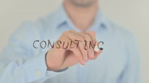 Consultation, homme écrivant sur écran transparent