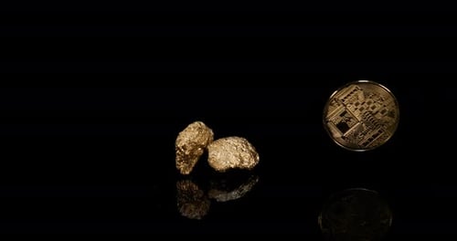 Goldnuggets und Bitcoins auf schwarzem Hintergrund, Zeitlupe 4K
