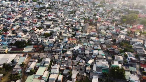Comunidad urbana de viviendas de un Zumbido aéreo con un ligero movimiento de inclinación y plataforma rodante mirando hacia abajo