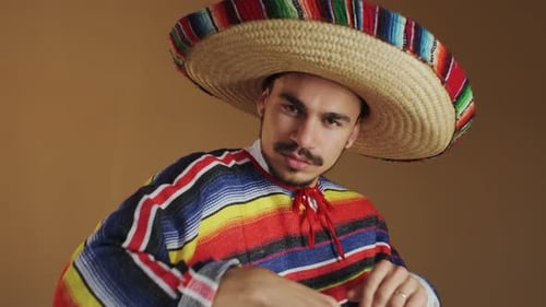 Joven mexicano con poncho y sombrero multicolores