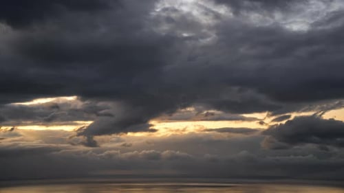 Timelapse de nuvens épicas de tempestade sobre o oceano ao pôr do sol