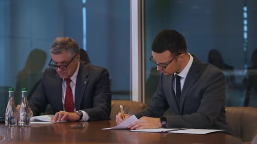 Les investisseurs signent des documents au bureau