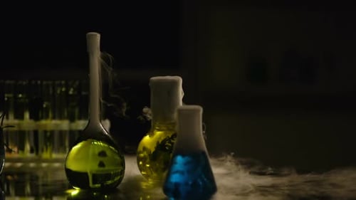 Laborflaschen mit chemischen Substanzen, die Rauch emittieren, Experimente und Innovationen
