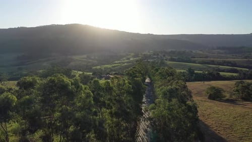 Pôr do sol na paisagem agrícola no cenário rural rural.