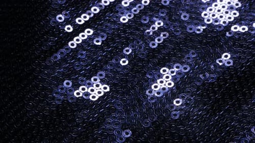 Tissu à paillettes bleu brillant réfléchissant la lumière 4K 2160p UltraHD, vidéo inclinable - Inclinaison lente sur bleu