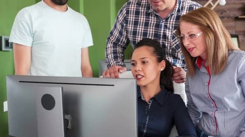 Junger Geschäftsmann klatscht nach Lösung eines ernsten Problems in sein Team