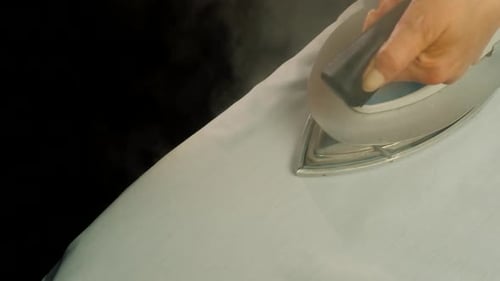 Chemise blanche à repasser à la main