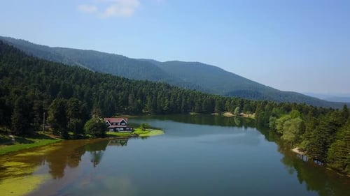 Hermosa y tranquila vista al lago con vivienda en el campo