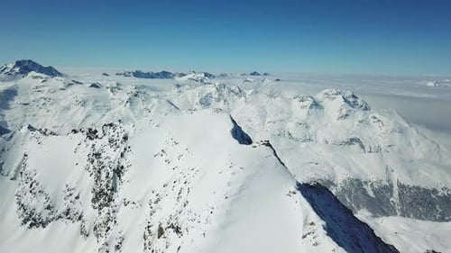 Drohnenaufnahme der schneebedeckten Berge im Winter.