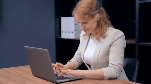 Femme d'affaires travaillant au bureau