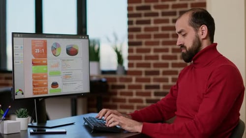 Analista financeiro criando gráficos de dados de comércio eletrônico na tela