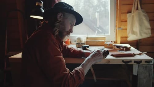 Lederhandwerk für Männer in der Werkstatt