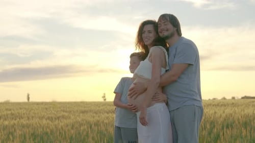 Famille attirante avec un adorable nourrisson, ils sont enceintes.
