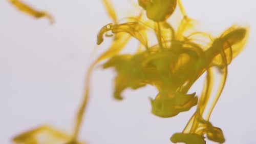 Gros plan éclaboussure de peinture jaune dans l'eau